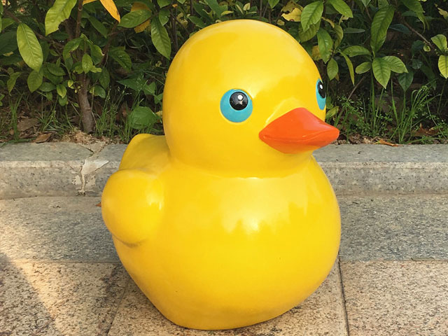 碧海银沙间的童趣回响 海南玻璃钢小黄鸭雕塑在园林景观中的设计与应用